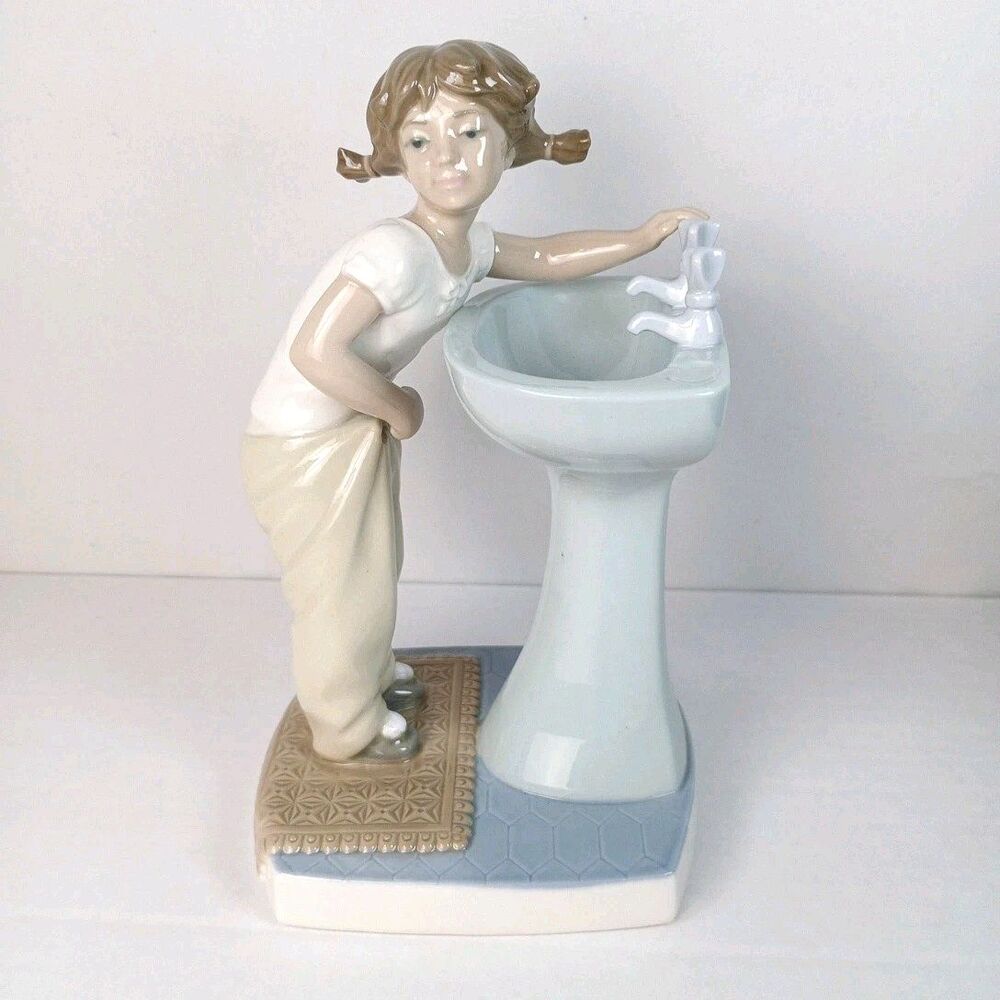 Lladro #4838 Clean Up Time Glossy Girl at Sink Porcelain Figurine Retired 7.25"